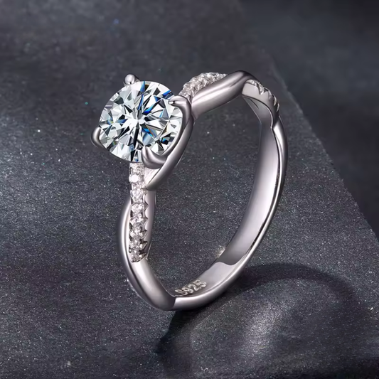 1CT Moissanite Twisted Ring – 4-Prong Round Cut VVS1